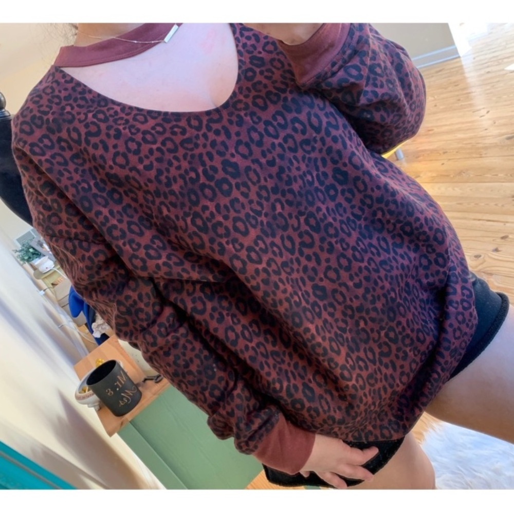 VS sport leopard cutout choker tunic pullover
